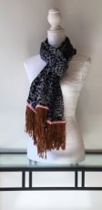 A10 grijze sjaal met luipaardmotief en franjes